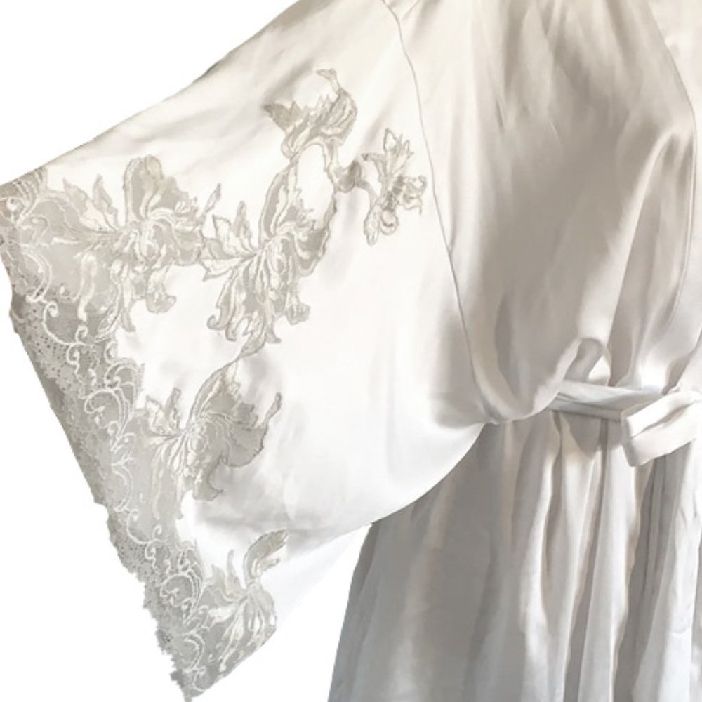 NEW Natori Women Chantilly Ivory Silver Lace Trim Sleeve Short Two Pocketed Robe - Picture 3 of 3